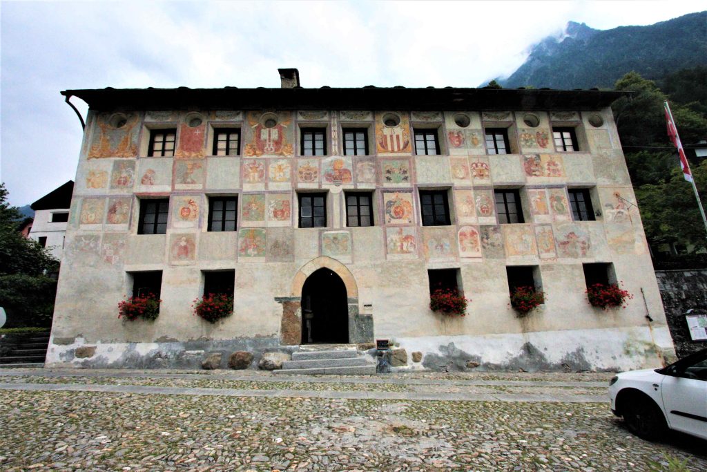 Lo storico Palazzo dei Landfogti a Lottigna, sede principale del Museo della Valle di Blenio (T. Stiano).