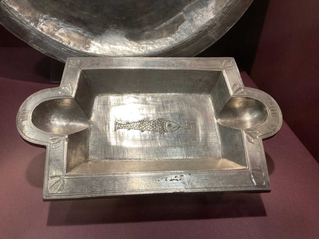 Vassoio con inciso un pesce