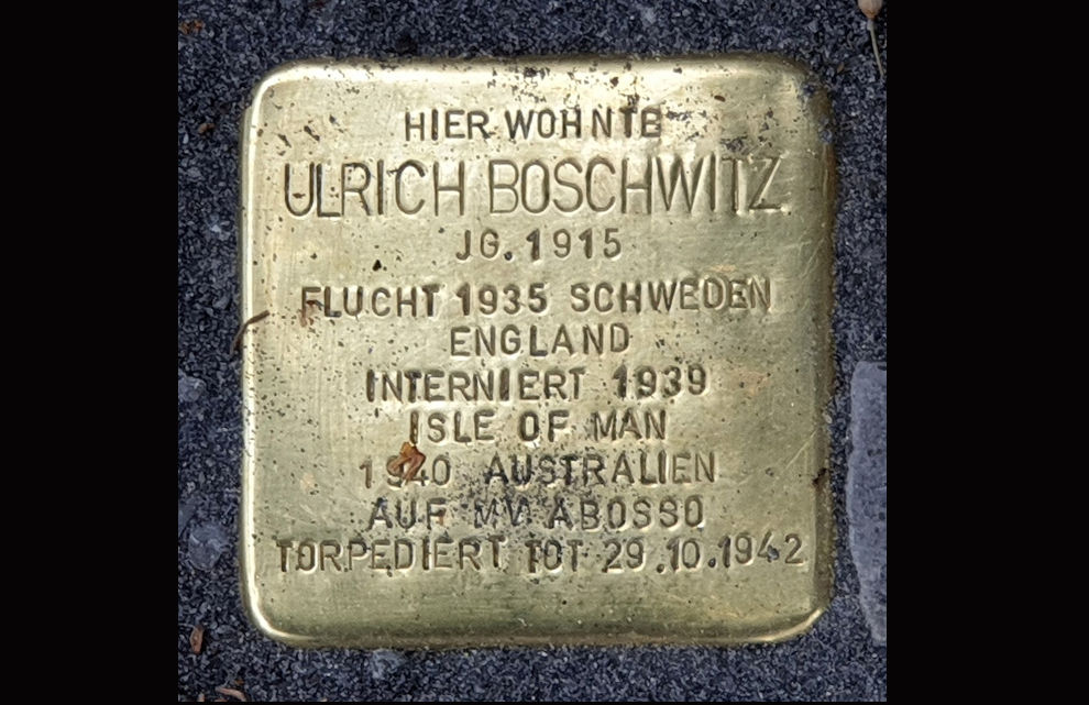 Una lapide sulla sua casa ricorda la tragica scomparsa dello scrittore nel 1942 (Wikipedia)