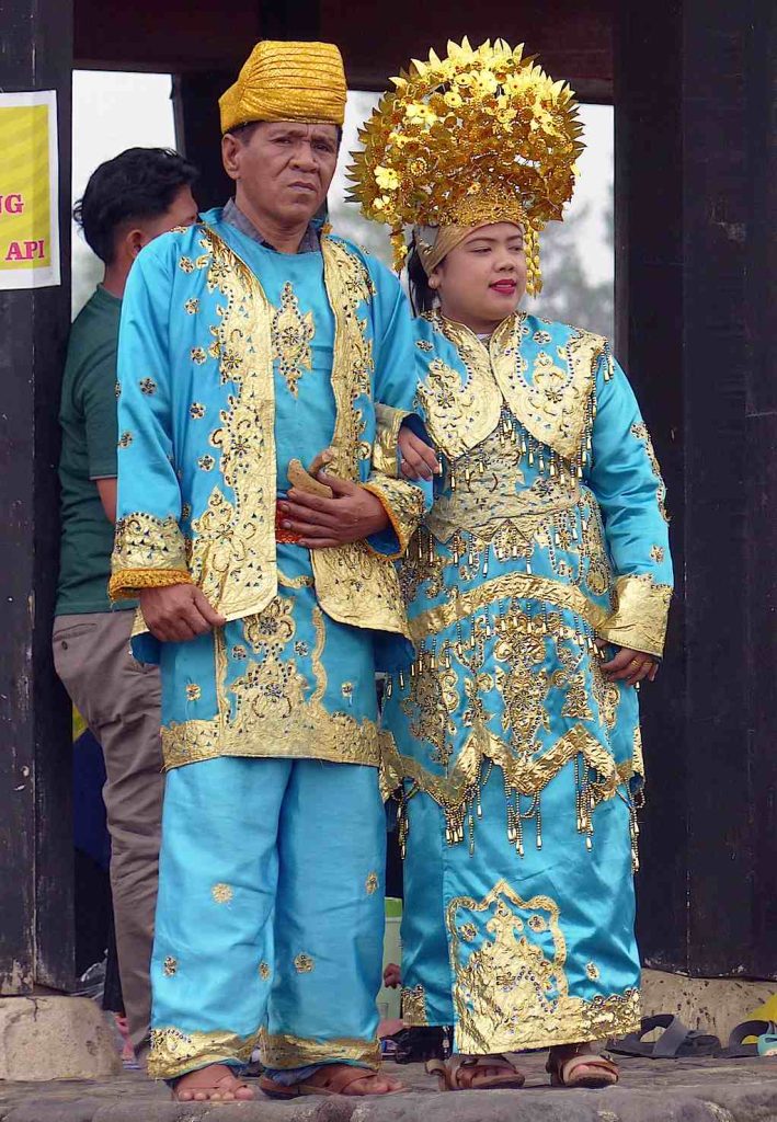 Minangkabau in costumi tradizionali a Bukittinggi, Sumatra