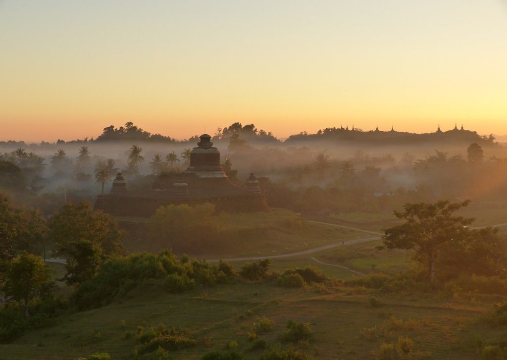 La patina di luce e vapore che i birmani chiamano than hlat, foschia dorata, di Mrauk-U (Go-Myanmar)