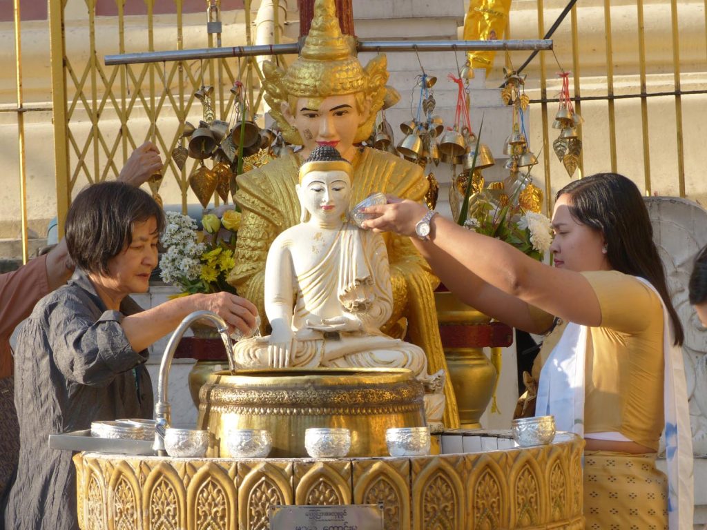 Myanmar, Yangon, Swegandon, lavaggio di Budda