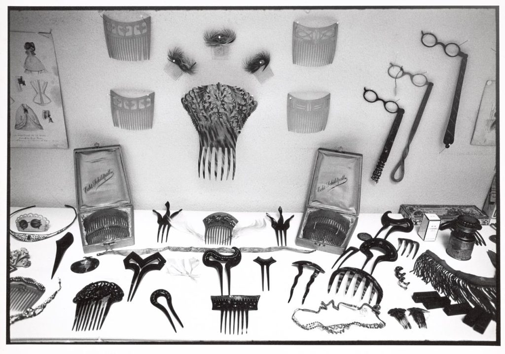 Pettini e accessori di É. Szeemann, «Grossvater: Ein Pionier wie wir», Galerie Gerber, Berna, 1974. (Photo: B. Burkhard. © J. P. Getty Trust)