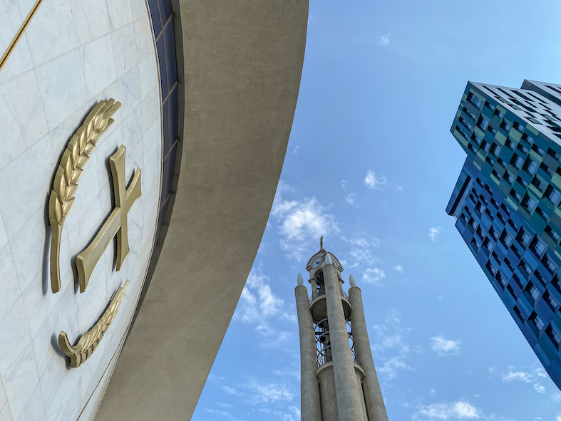 Mix di stili: cattedrale ortodossa, minareto della moschea e palazzo futuristico «Forever Green Tower»