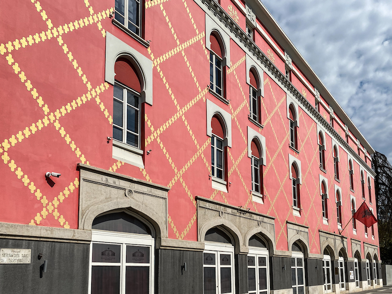 Il variopinto edificio sede di alcune istituzioni governative, tra cui la Corte dei Conti albanese
