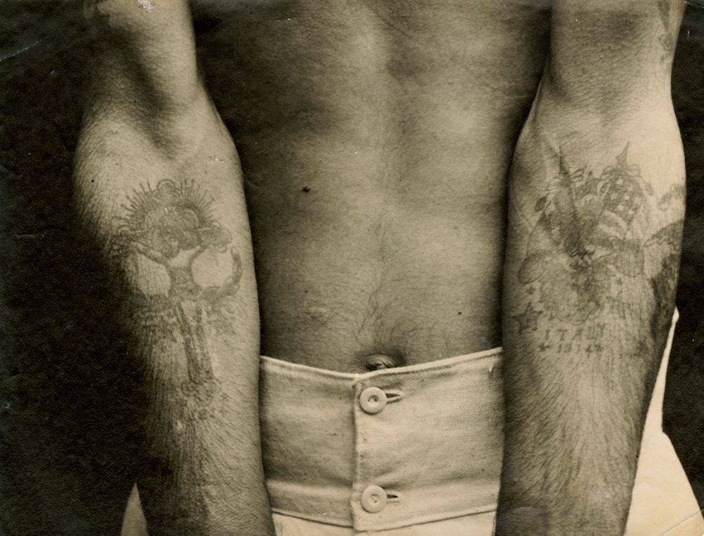 Detenuto tatuato, post 1914, stampa al carbone (Courtesy Museo di Antropologia Criminale Cesare Lombroso - Università di Torino)