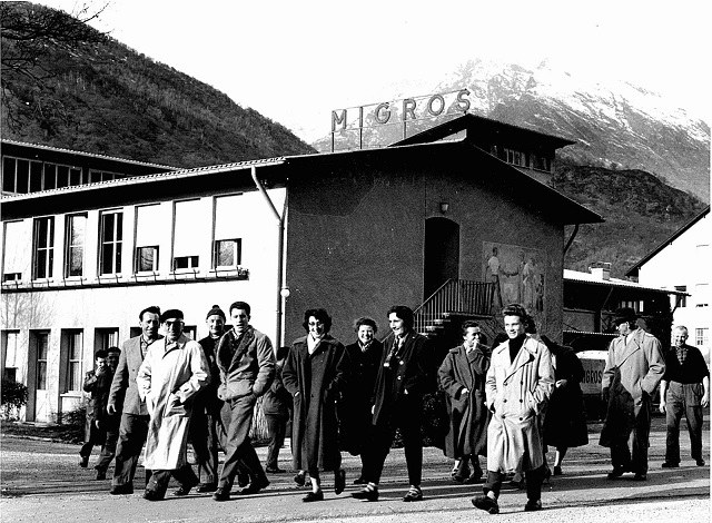 Le maestranze all’uscita della sede di Taverne, sulla cui parete si trovava un affresco di Samuel Wülser