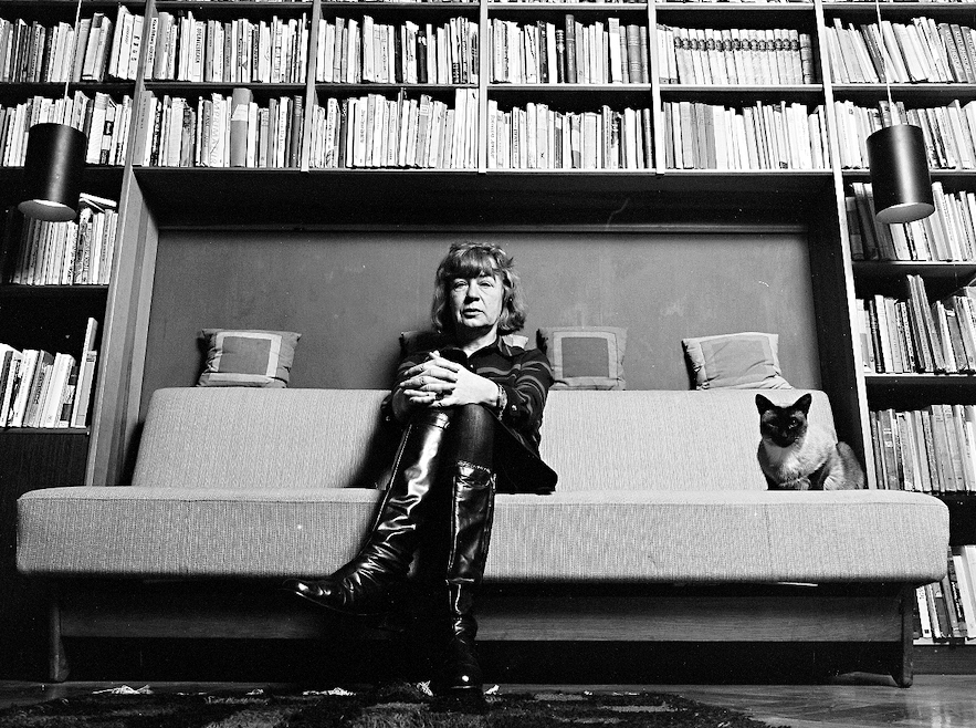 L'autrice nel suo studio circondata dai libri (Keystone)