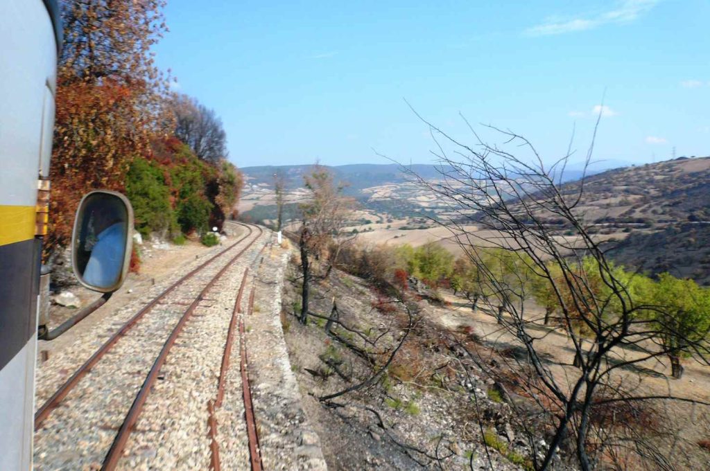 Trenino verde, paesaggio collinare  prima del lago del Flumentosa