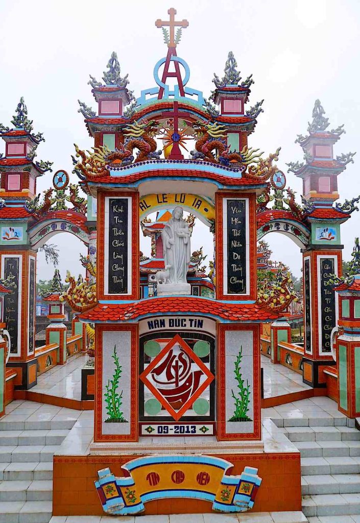 Una tomba cristiana a Hue, in Vietnam (Massimo Morello)