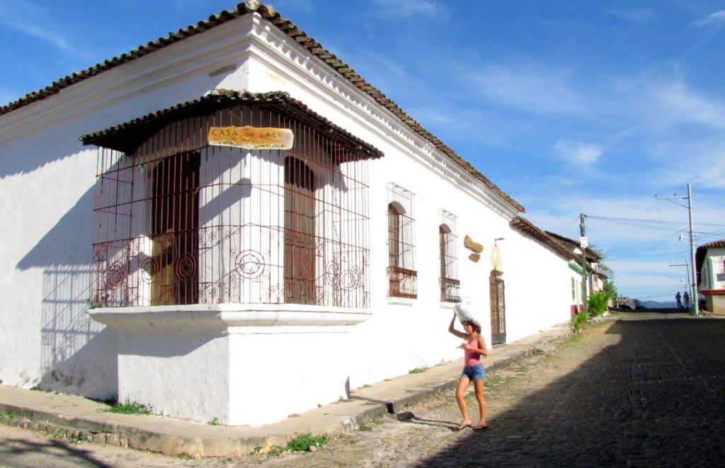 Una via di Suchitoto