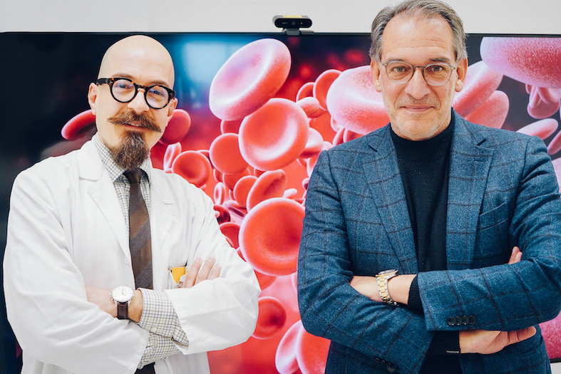 Andrea Saporito, primario di anestesiologia ORBV EOC (a sin.) e il professor Paolo Ferrari, nefrologo e Capo Area Medica EOC (Vincenzo Cammarata)