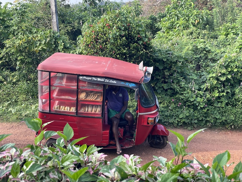 Il carretto del pane a Ikkaduwa