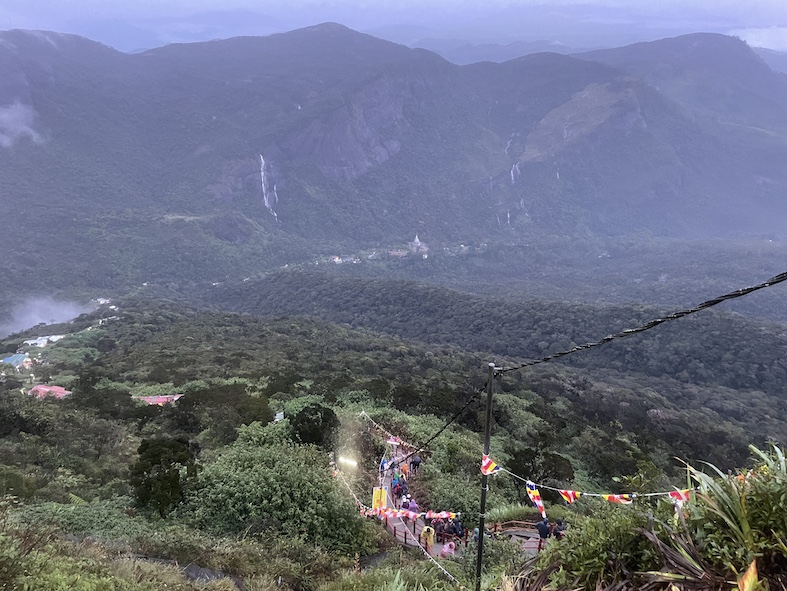 Vista dalla cima dei 5500 gradini dell’Adam’s Peak
