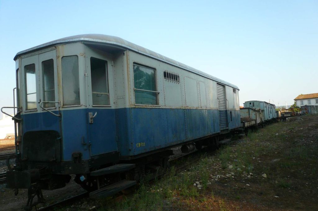 Vecchio vagone sui binari morti della stazione di Mandas