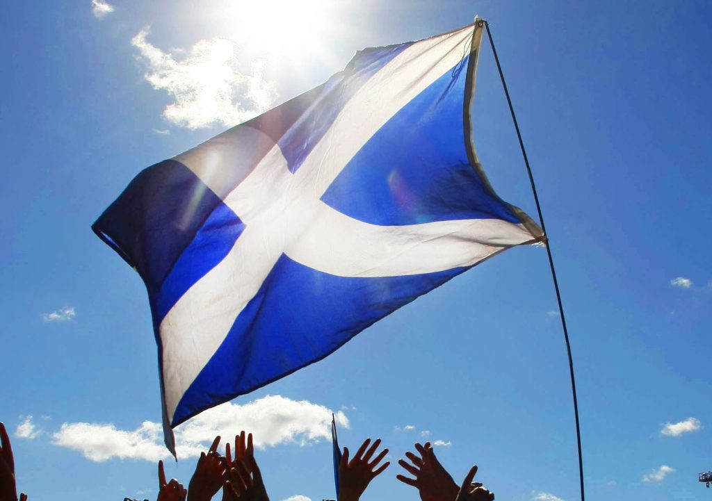 La bandiera scozzese: la croce bianco-blu di sant’Andrea (Shutterstock)