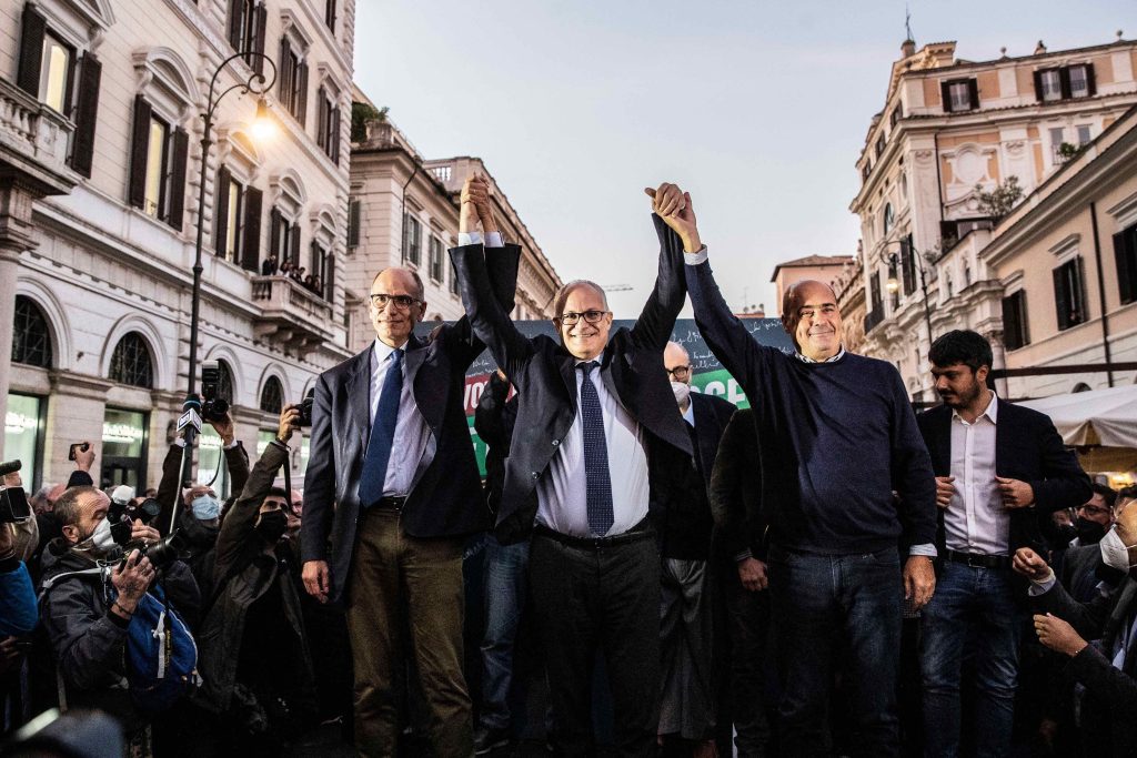 Da sinistra: Enrico Letta, il nuovo sindaco di Roma Roberto Gualtieri e Nicola Zingaretti che celebrano la vittoria in Piazza dei Santi Apostoli (Shutterstock)