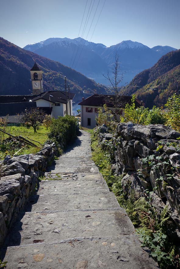 La ripida scalinata che sale a Benitt
