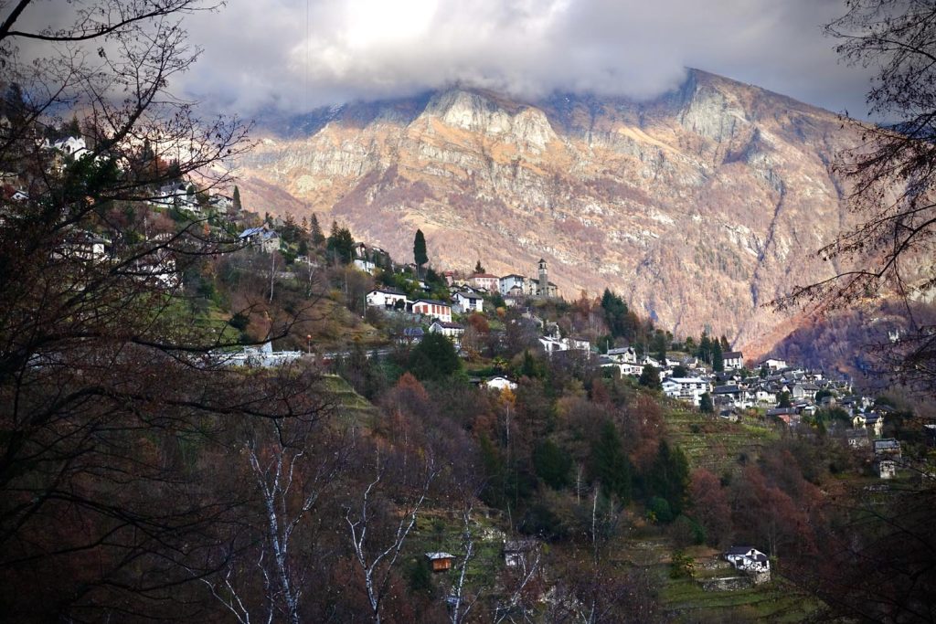 la chiesa di Mergoscia domina il paesaggio