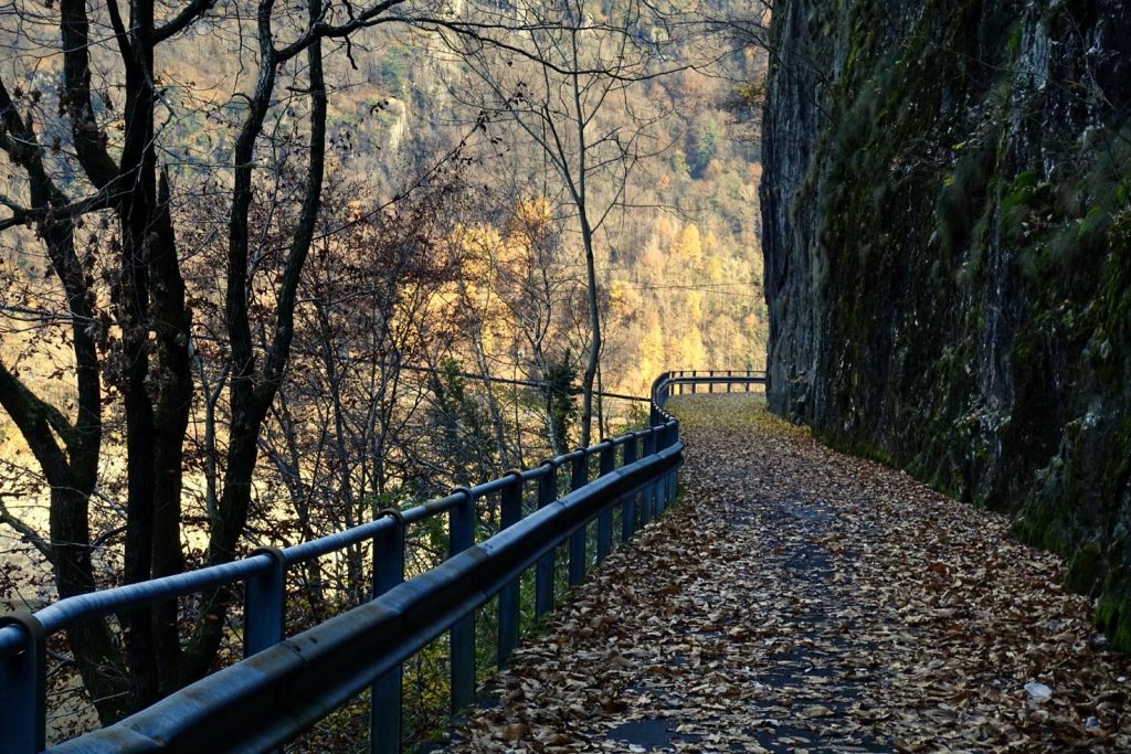 La vecchia strada per Mergoscia intagliata nella parete rocciosa