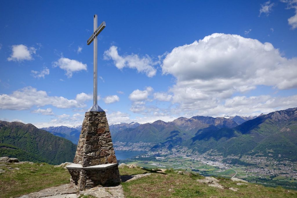 La croce della Cima di Medeglia e ai suoi piedi il Locarnese e il suo lago