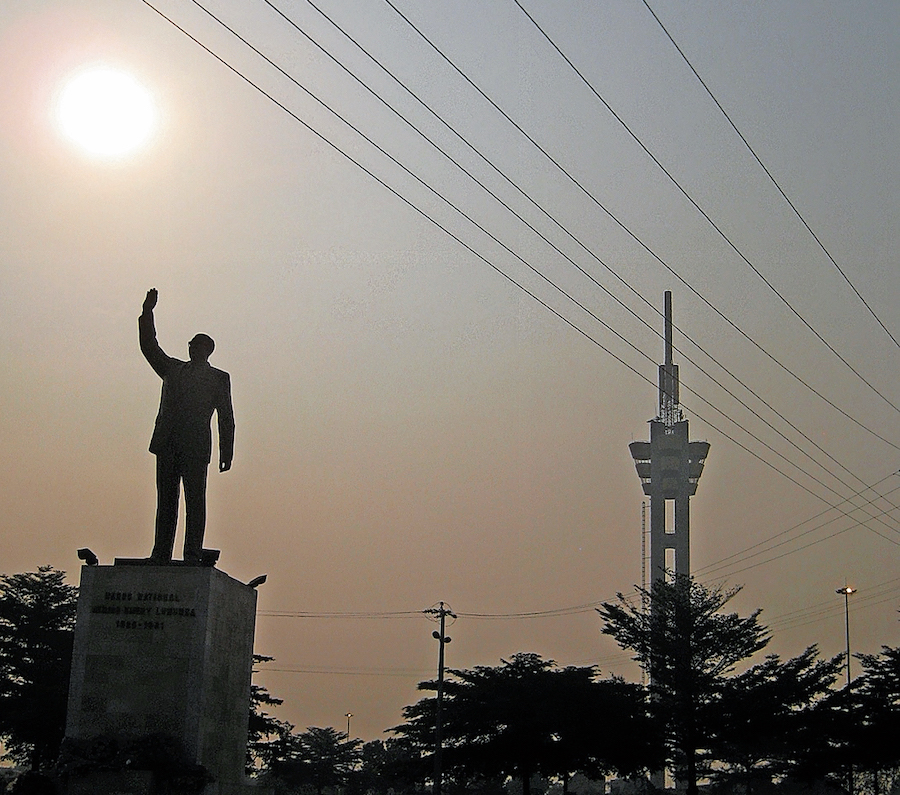 Kinshasa: la sagoma del monumento all’eroe indipendentista Lumumba, una figura che oggi torna a ispirare gli africani in chiave anti-neocolonialista. (Wikimedia Commons)