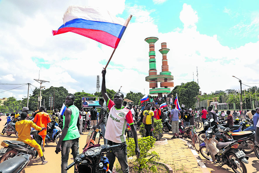 Una bandiera russa sventolata a Ouagadougou, Burkina Faso, durante una manifestazione in sostegno del golpe (Keystone)