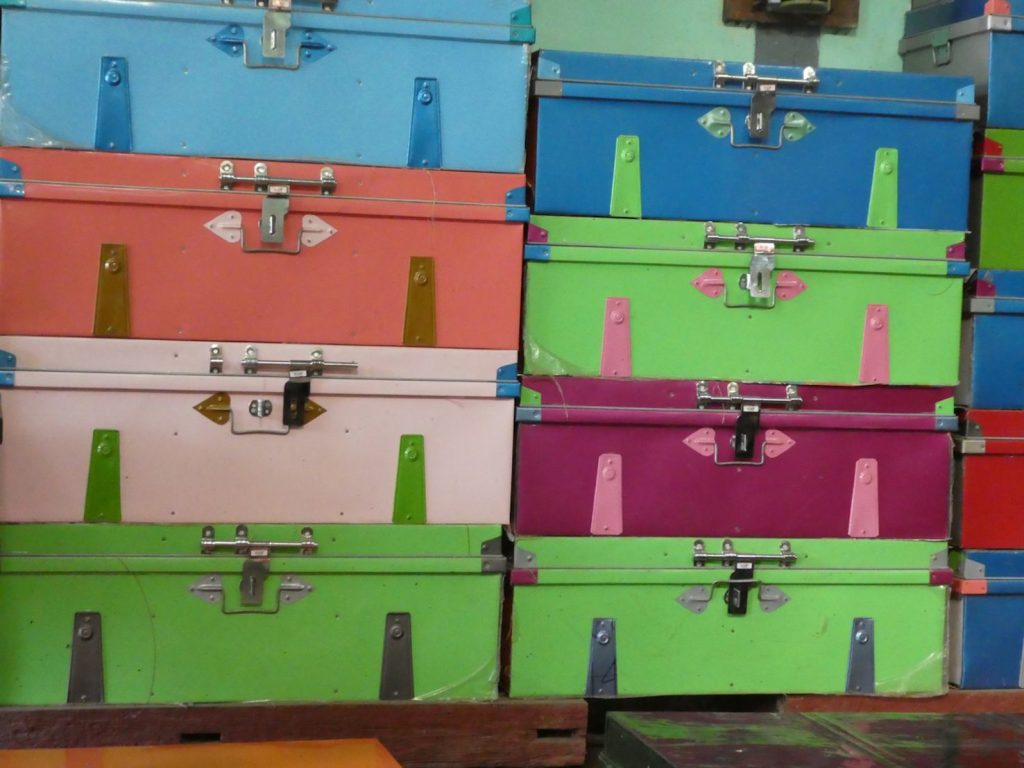 Valigie di lamiera sottile a colori vivaci. Una tradizione birmana che sta diventando oggetto di design (Massimo Morello)