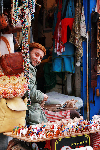 Giocattolaio di strada tra le vie della Medina