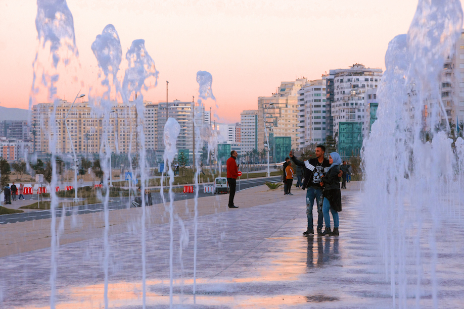 Giochi d’acqua al tramonto, lungo la promenade