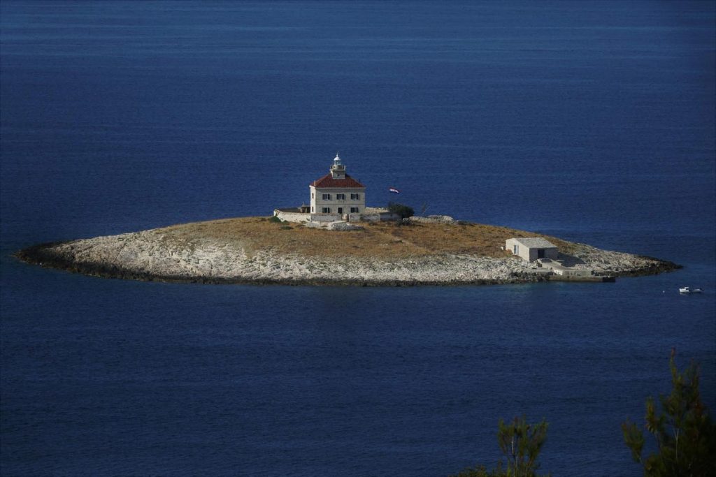 L’isoletta di Pokonji Dol, con faro, è poco a sud di Hvar