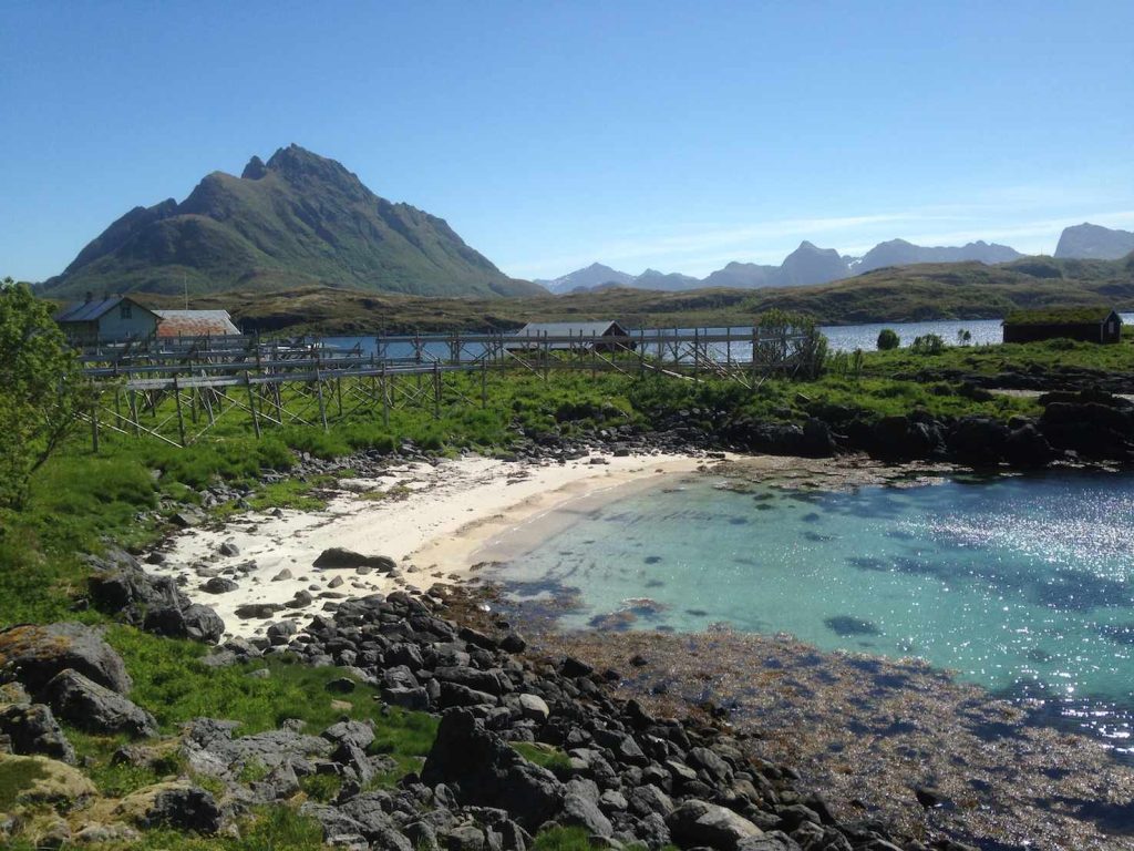 Vista su Tinden, nei pressi di Skipnes. Le strutture in legno servono a essiccare lo stoccafisso