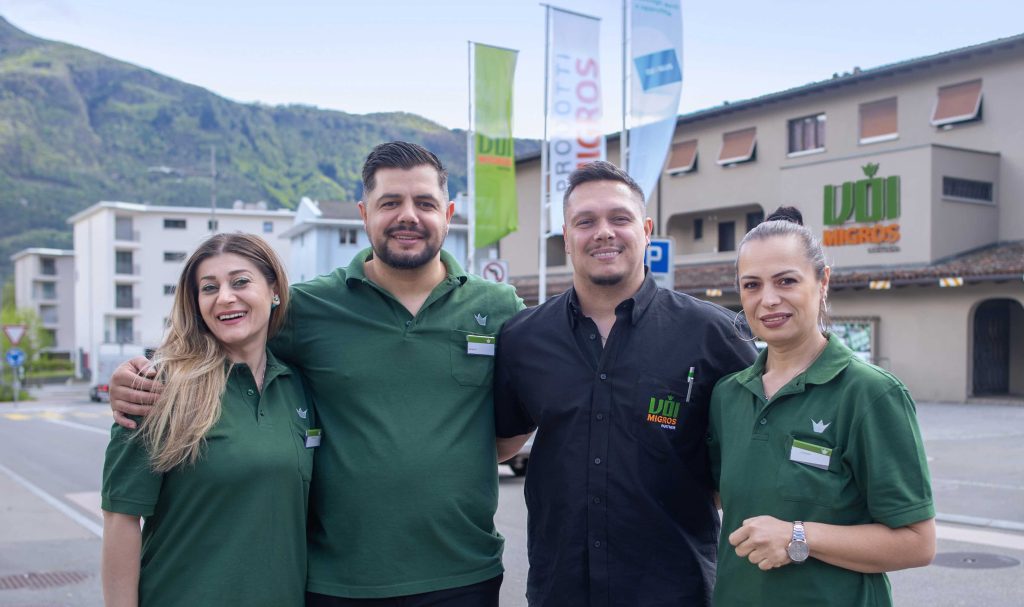 L’affiatato team del nuovo VOI Migros Partner di Sementina; da sin. Suzana Kelmendi, Adnan Kelmendi, Fidan Kelmendi (gerente) e Albiona Murati (Flavia Leuenberger)