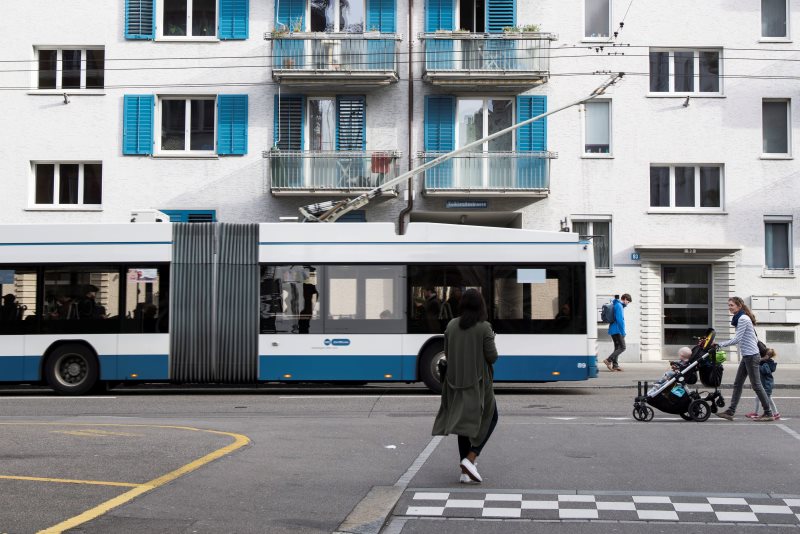 Il bus della linea 32 a Kalkbreitenstrasse (Thomas Egli)