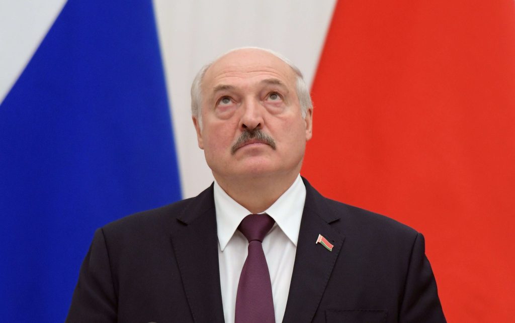 Aleksandr Lukashenko all’intervistatore della Bbc: «Noi sgozzeremo tutti i bastardi delle Ong che ci avete infiltrato» (Shutterstock)