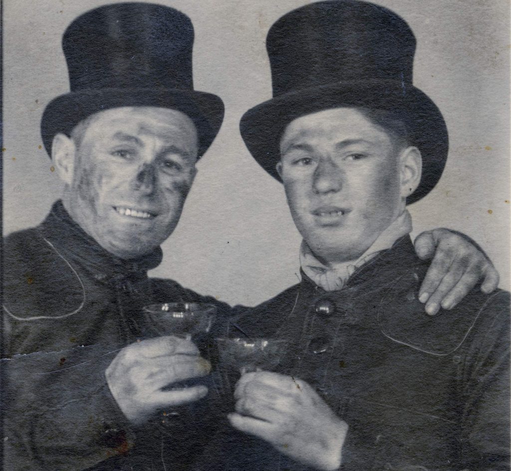 Hans Leoni (a destra) con il padre Ludwig.