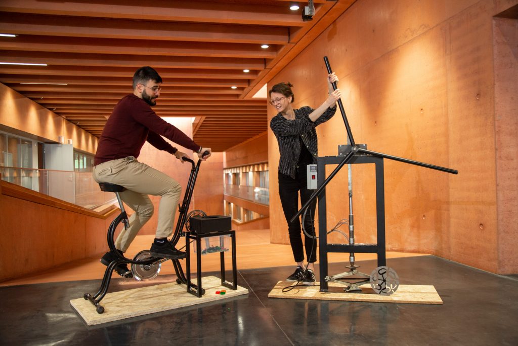 Un prototipo dimostrativo all'entrata del Fab Lab di Mendrisio: una vecchia bicicletta è stata trasformata in un «tritaplastica»
