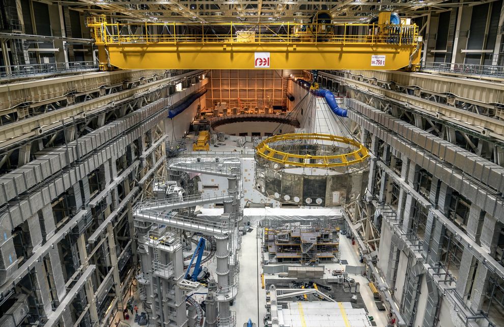 Nel sala principale usando grandi gru si procede alla posa del cilindro di schermatura termica (www.iter.org)