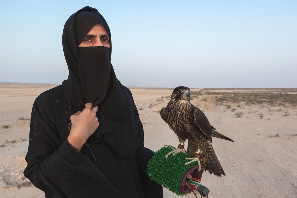 Negli Emirati Arabi la falconeria è uno sport maschile, ma le donne iniziano a cimentarsi  (Didier Ruef)