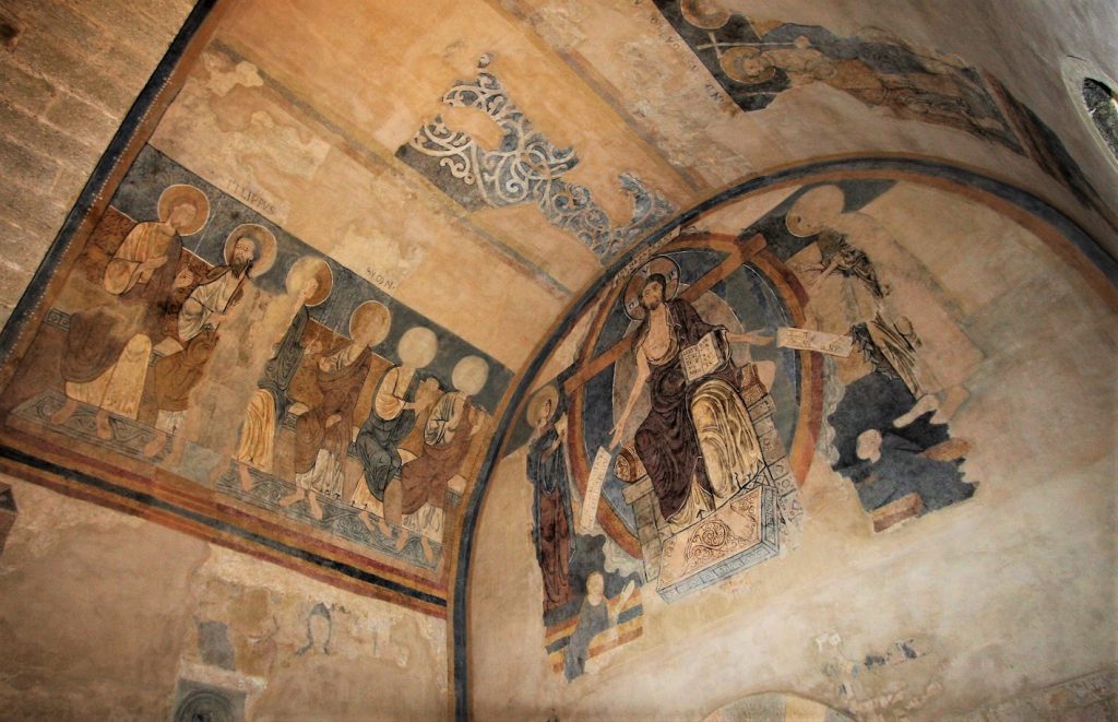 Il Cristo in mandorla con la Madonna, San Giovanni e gli Apostoli affrescati nel XIII secolo nella volta del nartece (T. Stiano)