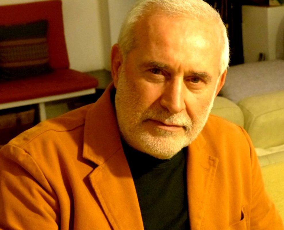 Scrittore, poeta e performer, è nato a Marina di Massa nel 1946 (babelfestival.ch)