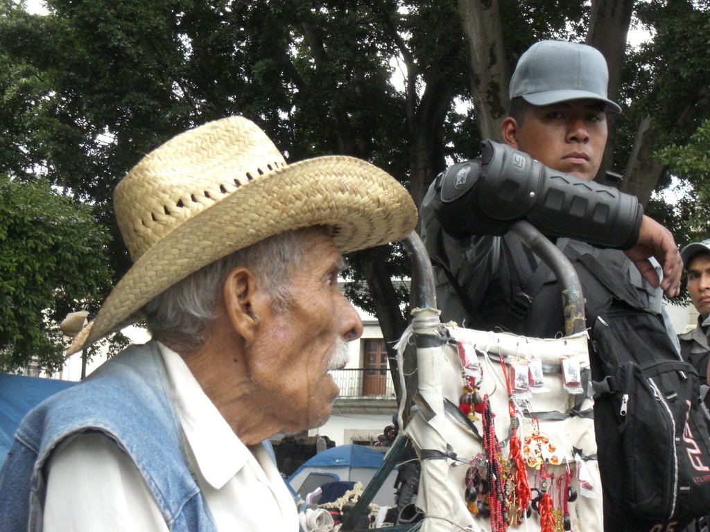 Ambulante e polizia antisommossa ad Oxaca