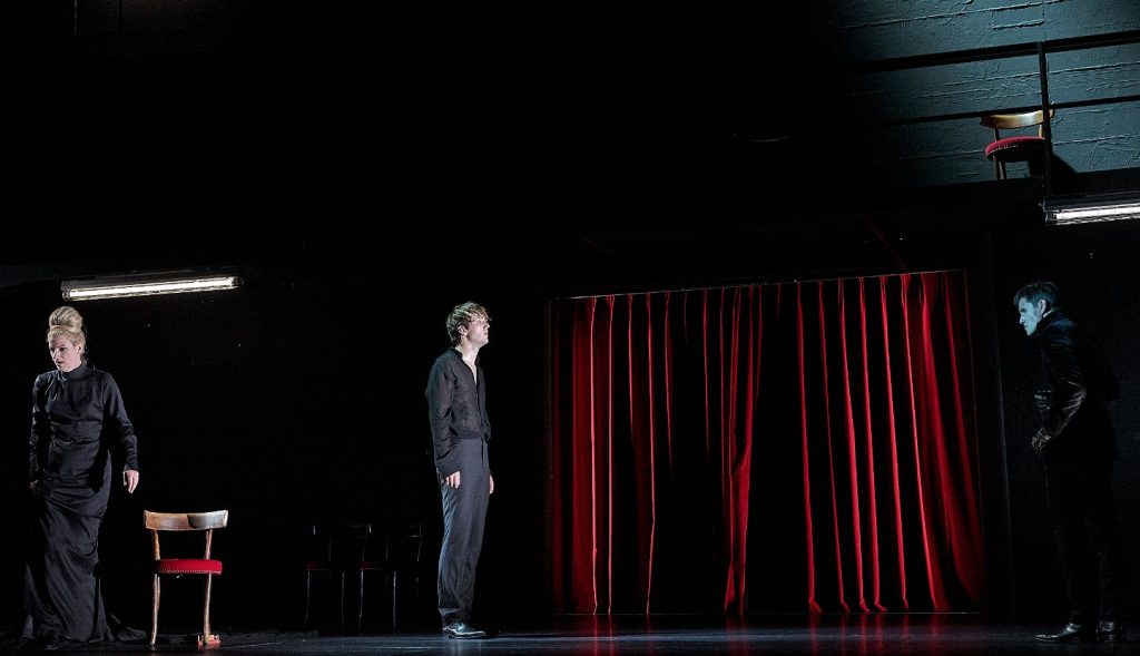 Inga Busch, Jan Bülow e Markus Scheumann (nei panni del fantasma del padre di Amleto) (Matthias Horn)