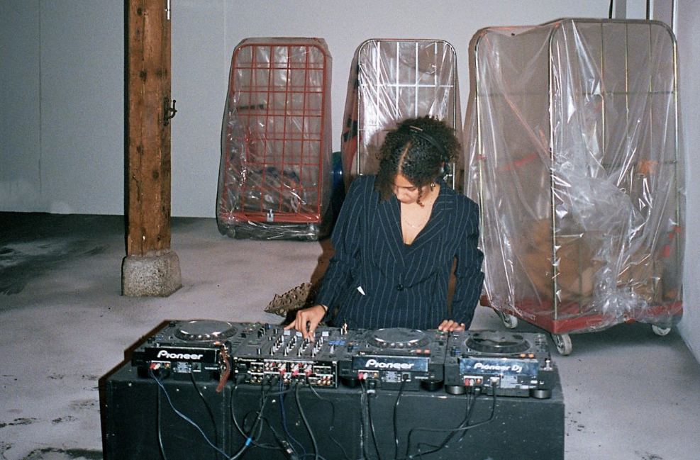 La ricercatrice e performer i-vye (Antigel.ch)