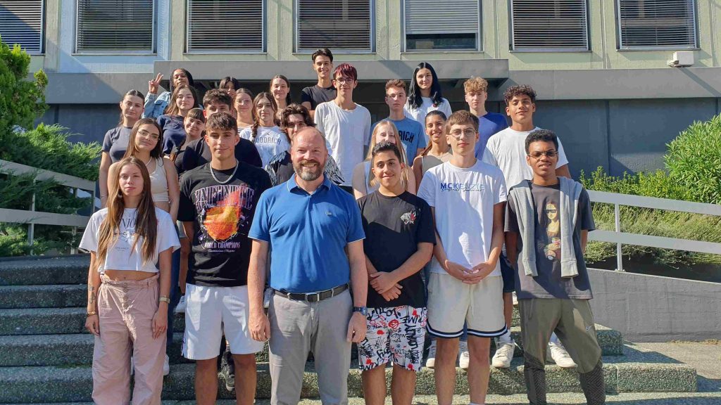 Una parte dei 68 apprendisti con il Direttore di Migros Ticino Mattia Keller