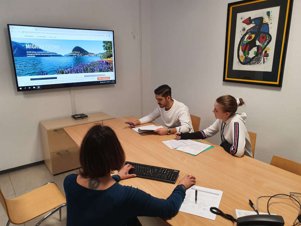 Gli apprendisti di Migros Ticino si preparano a elaborare i loro progetti