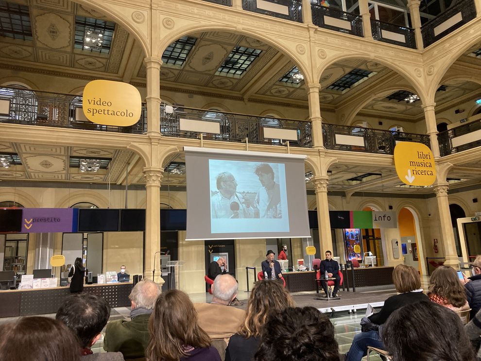 Alcuni momento della commemorazione in Sala Borsa a Bologna, lo scorso 21/1: da sin.: Marco Belpoliti, Ermanno Cavazzoni e Filippo Milani. (U. Wolf)