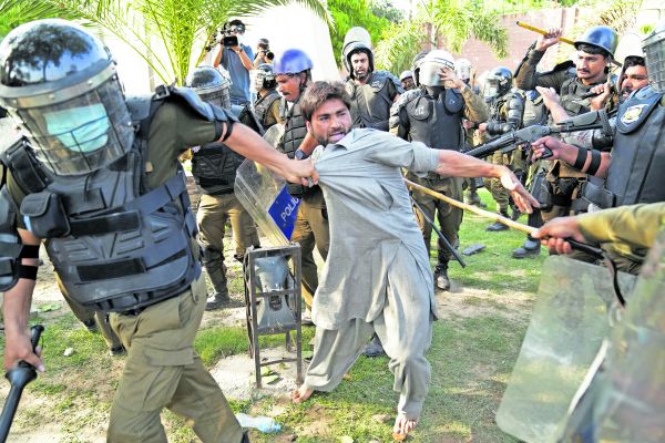 La polizia ferma un sostenitore di Imran Khan a Lahore (Keystone)