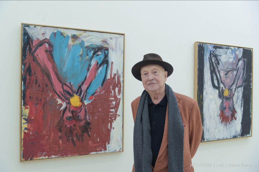 Georg Baselitz davanti ai suoi quadri lo scorso gennaio a Basilea (Keystone)