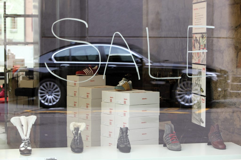 Le spese di consumo ammontavano nel 2013 al 54,5% del reddito, in calo del 5,6%rispetto al 2006 (Keystone)